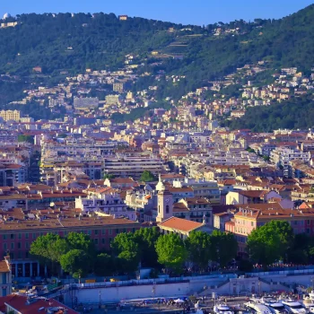 hotel-vendome-nice-vue-port-de-nice-et-colline-du-chateau.webp