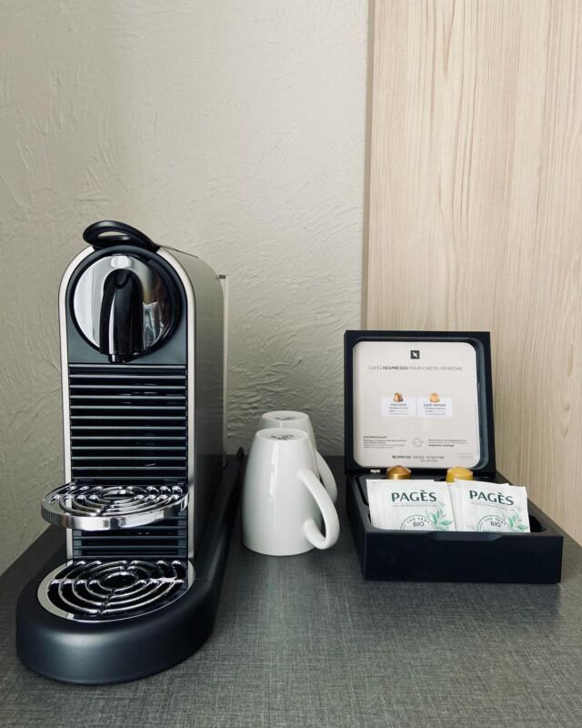 ☕️ It’s coffee time !

Nos machines Nespresso sont enfin arrivées ! Toutes nos chambres en sont équipées. Vous trouverez 2 capsules de Nespresso en partenariat avec le Café Joyeux (café solidaire) et 2 volluto déca. Et pour les amateurs de thé, pas de panique ! Il y a également une sortie eau chaude pour déguster un délicieux thé Pagès ! Pour finir, vos capsules et thé sont renouvelés tous les jours alors… what else ?

#hotelvendomenice #nespresso #nice #hotel #coffee